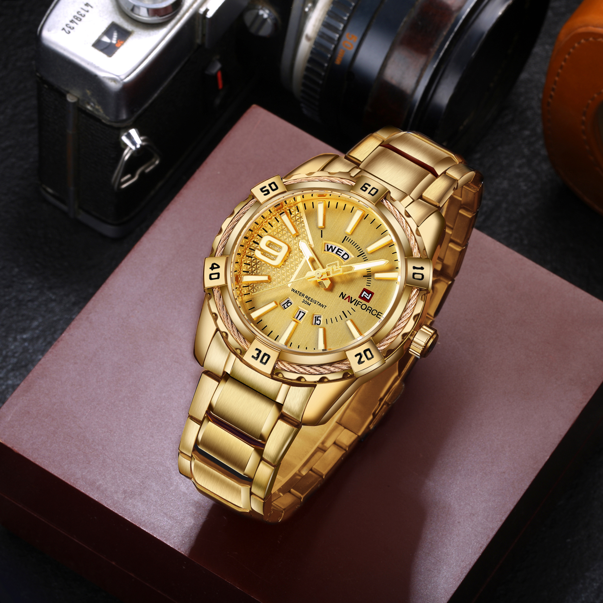 RELOJ HOMBRE NAVIFORCE DORADO ACERO . - 4
