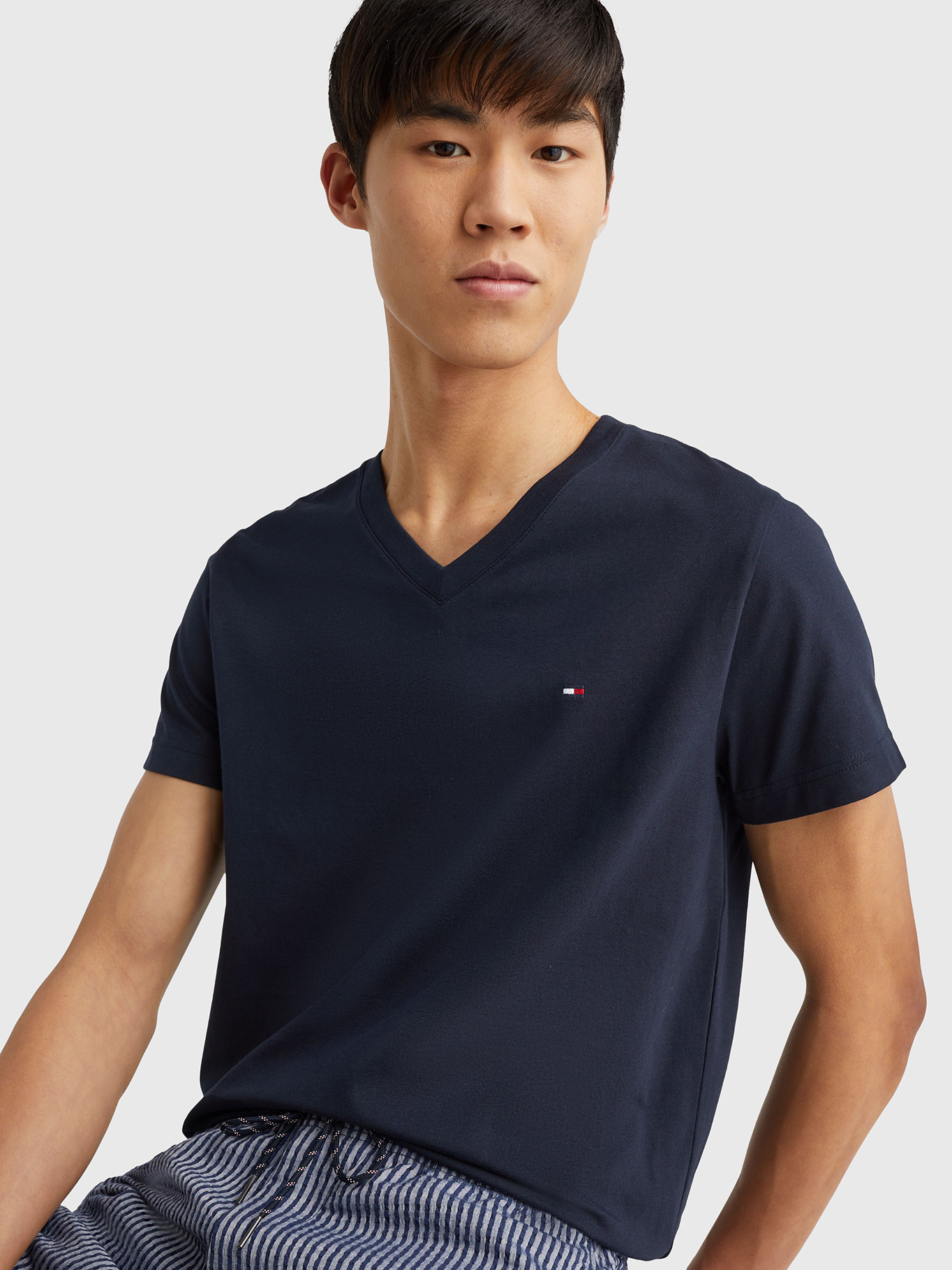 POLERA ESSENTIAL V-NECK SLIM FIT - 4