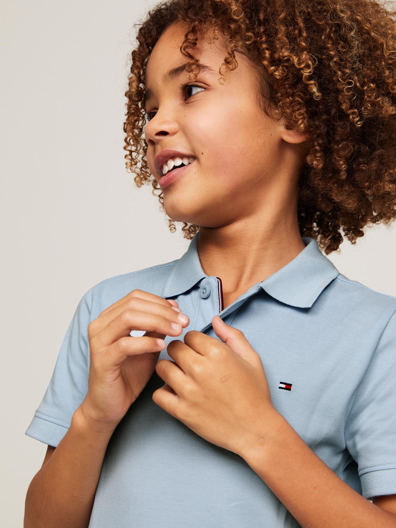 POLO ALGODÓN NIÑO TOMMY HILFIGER CELESTE LOGO FLAG ESSENTIAL - 4