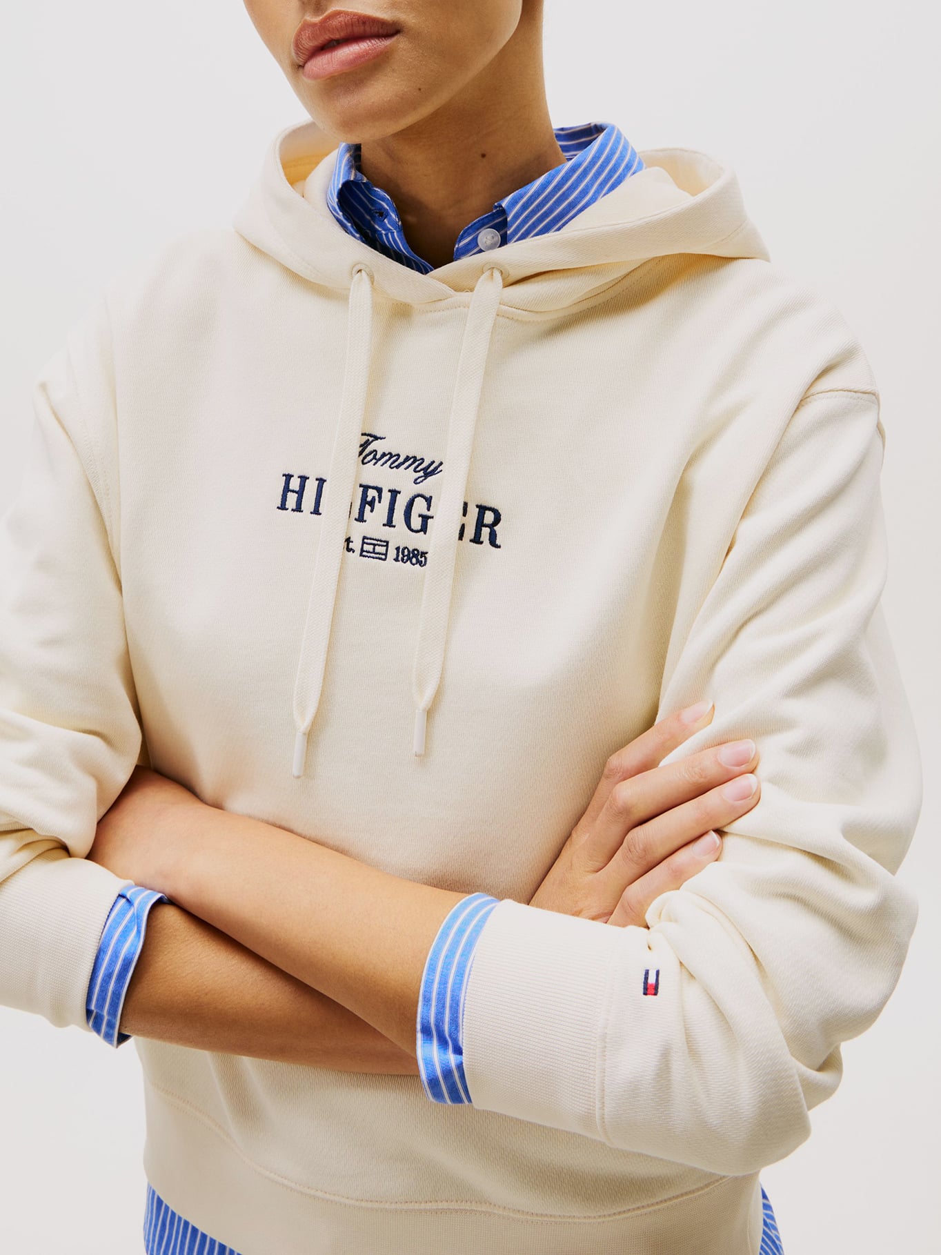 POLERON HOODIE CON LOGO BORDADO - 4