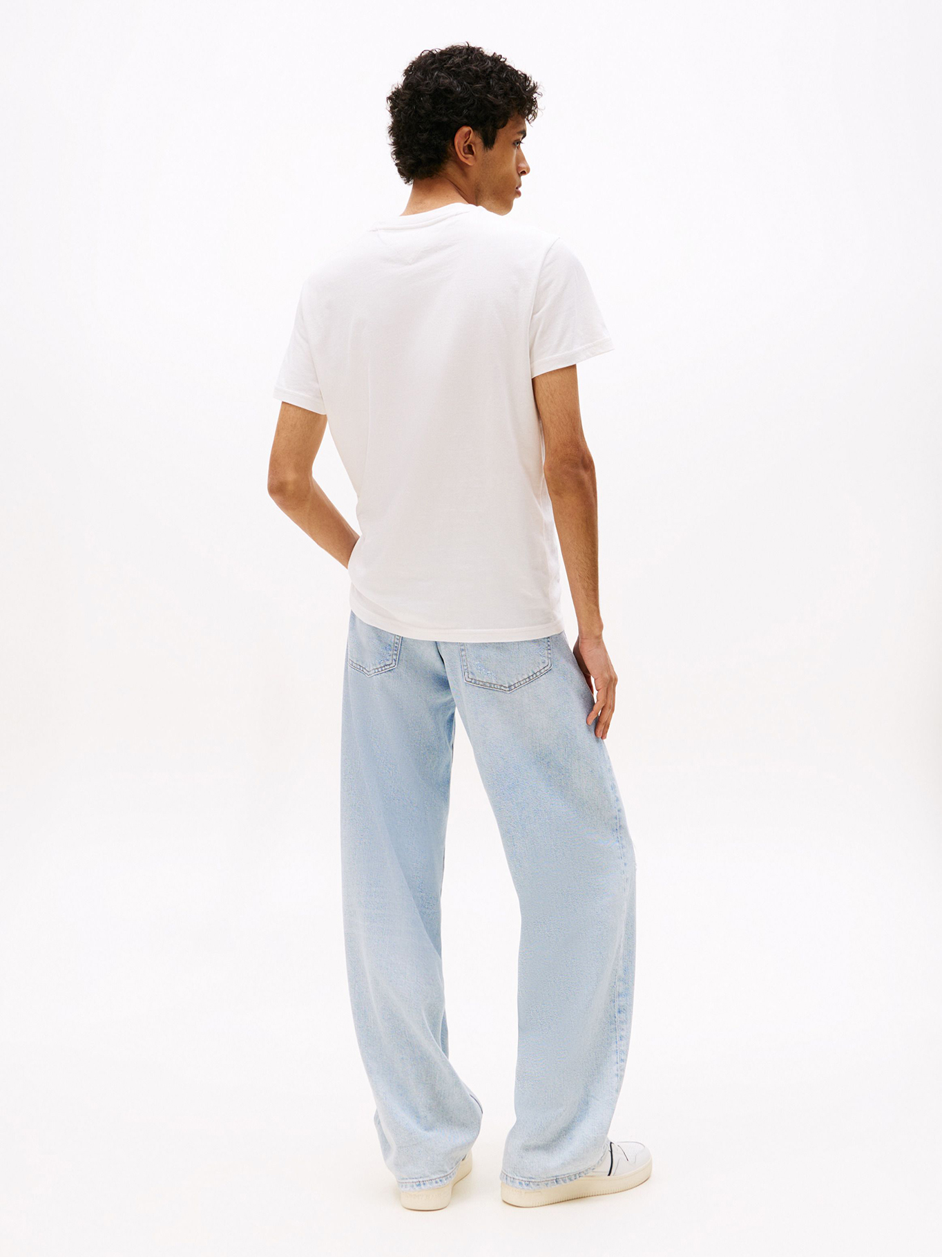 POLERA CON LOGO GRAFICO SLIM FIT - 3