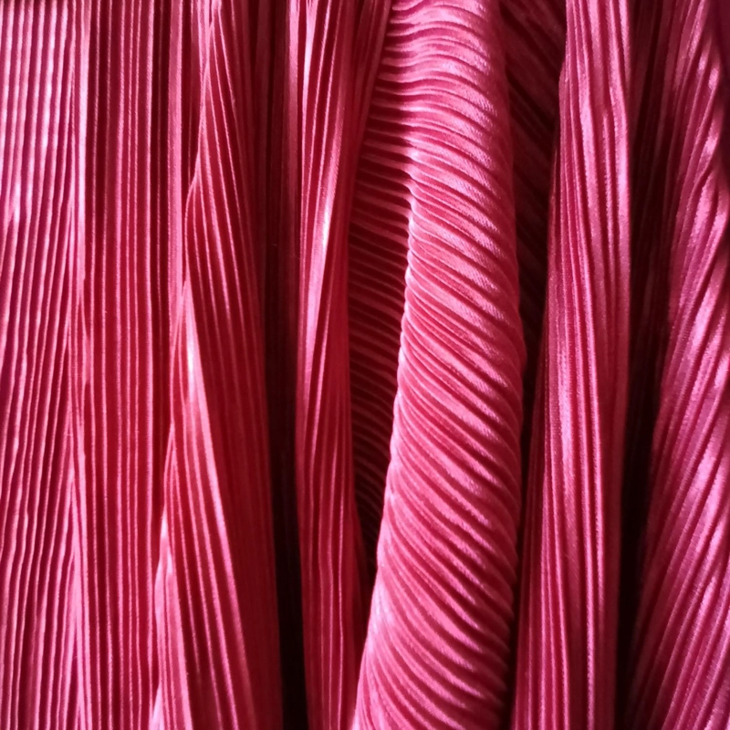 TAPADO KIMONO LARGO SANTINI CHERRY PLISADO TEXTURA MARIA PASKARO - 4