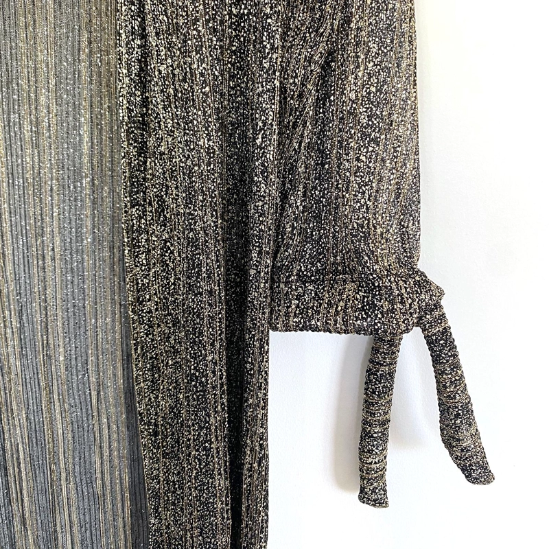 TAPADO KIMONO LARGO REGULAR FIT MUJER MARIA PASKARO DORADO VERONA NEGRO LINEAS PLISADO TRANSPARENTE - 3