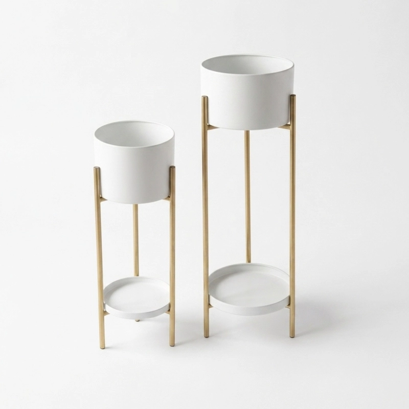 SET 2 MACETEROS CON PEDESTAL METAL BLANCO DORADO - 3