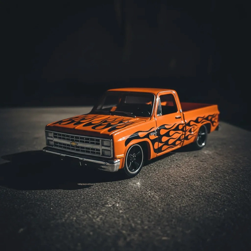 HOT WHEELS XL 83 CHEVY SILVERADO NARANJA LLAMAS 1/43 2026 - 3