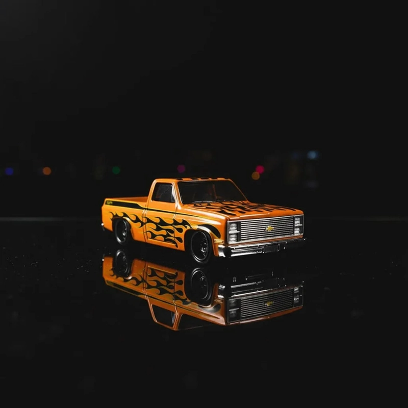 HOT WHEELS XL 83 CHEVY SILVERADO NARANJA LLAMAS 1/43 2026 - 6