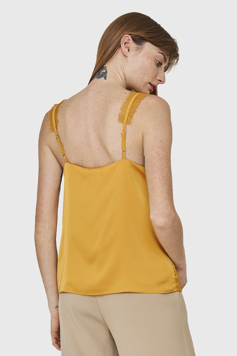 BLUSA SATIN ENCAJE TIRANTE ANCHO MOSTAZA NICOPOLY - 4