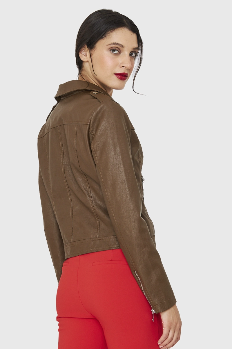 CHAQUETA BIKER ECOCUERO CORTA CAFE  NICOPOLY - 4