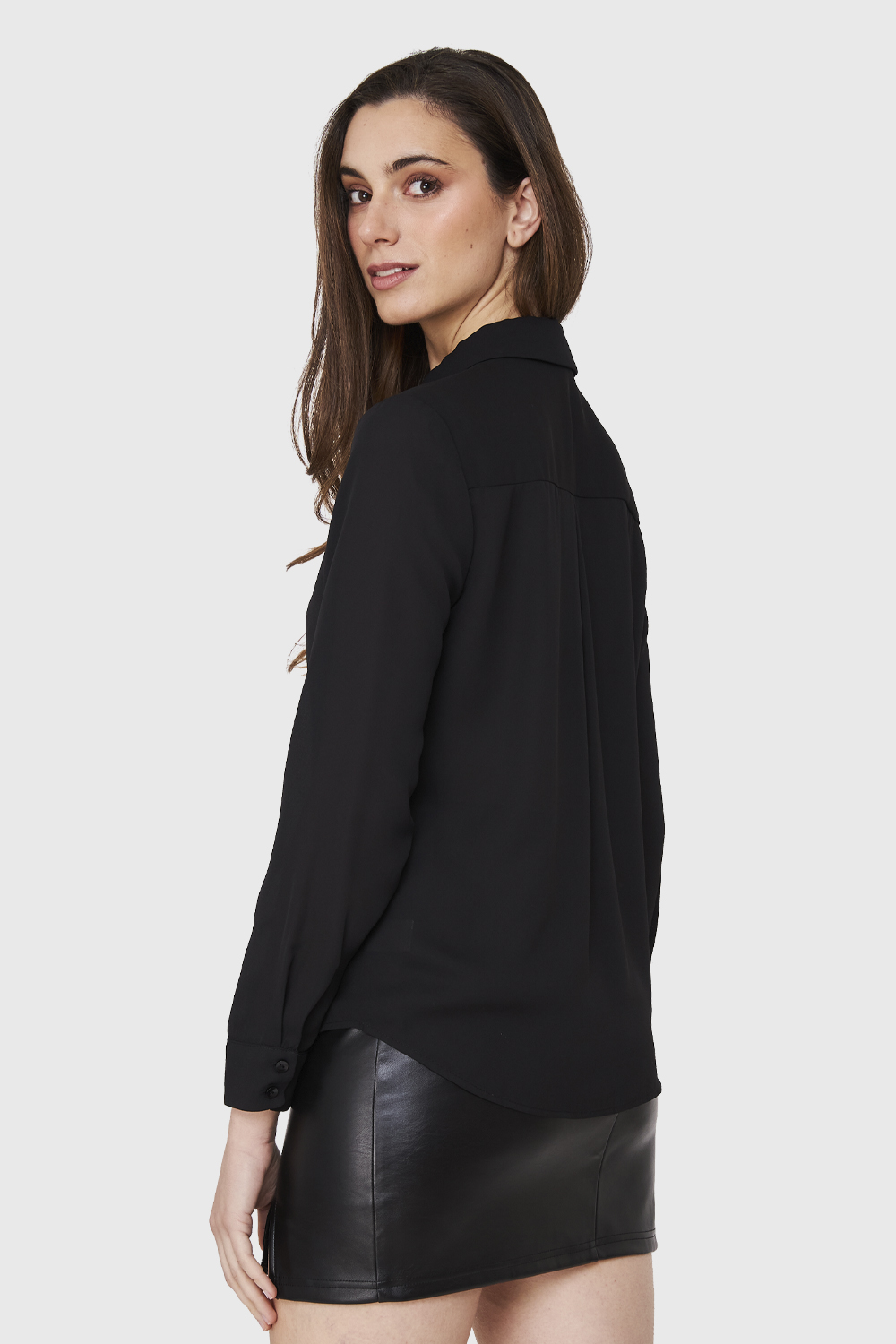 BLUSA BASICA BOTONERA INVISIBLE NEGRO NICOPOLY - 4