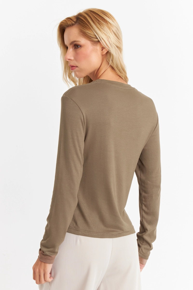 POLERA CUELLO REDONDO CAFE  NICOPOLY - 4