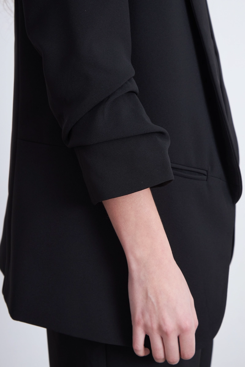 BLAZER MANGA 3/4 AJUSTADO CON SOLAPAS NEGRO NICOPOLY - 6
