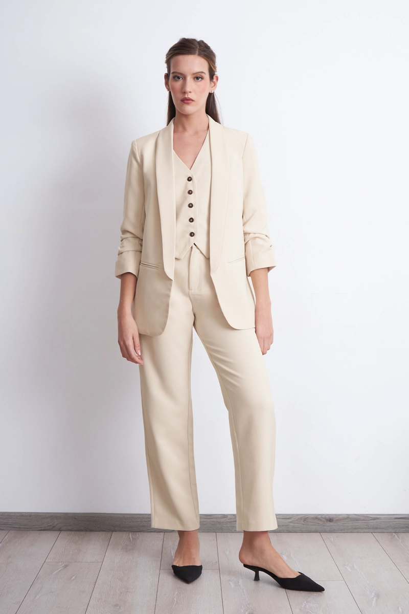 BLAZER MANGA 3/4 AJUSTADO CON SOLAPAS BEIGE NICOPOLY - 2
