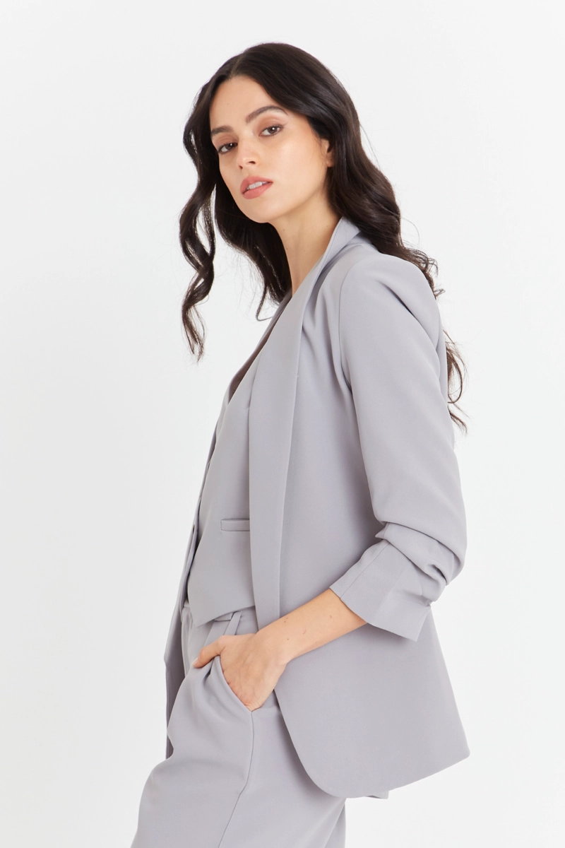 BLAZER MANGA 3/4 AJUSTADA CON PLIEGUES GRIS - 3
