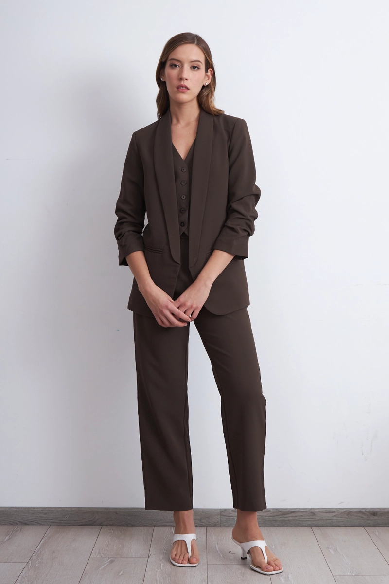 BLAZER MANGA 3/4 AJUSTADO CON SOLAPAS MOCCA NICOPOLY - 2