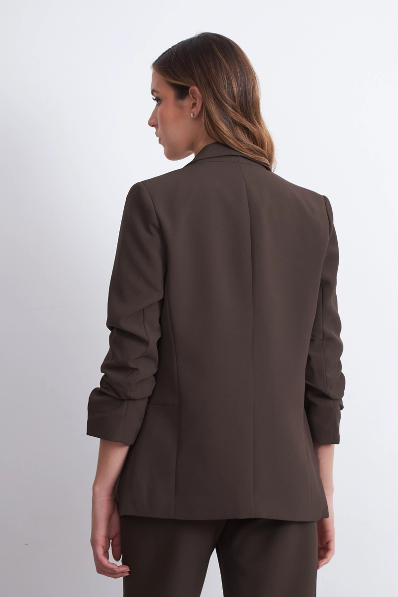 BLAZER MANGA 3/4 AJUSTADO CON SOLAPAS MOCCA NICOPOLY - 4