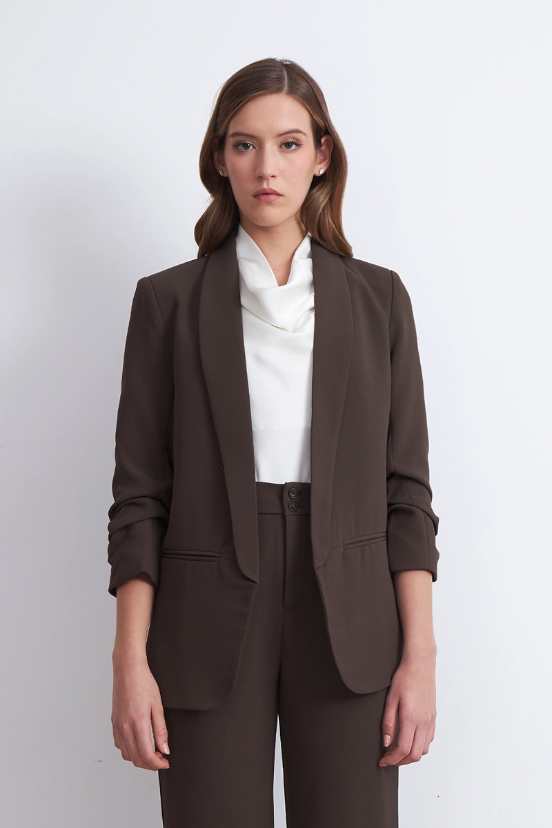 BLAZER MANGA 3/4 AJUSTADO CON SOLAPAS MOCCA NICOPOLY - 5