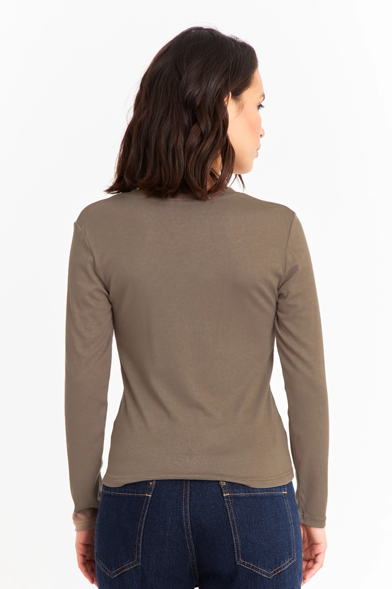 POLERA MANGA LARGA CUELLO REDONDO KHAKI NICOPOLY - 4