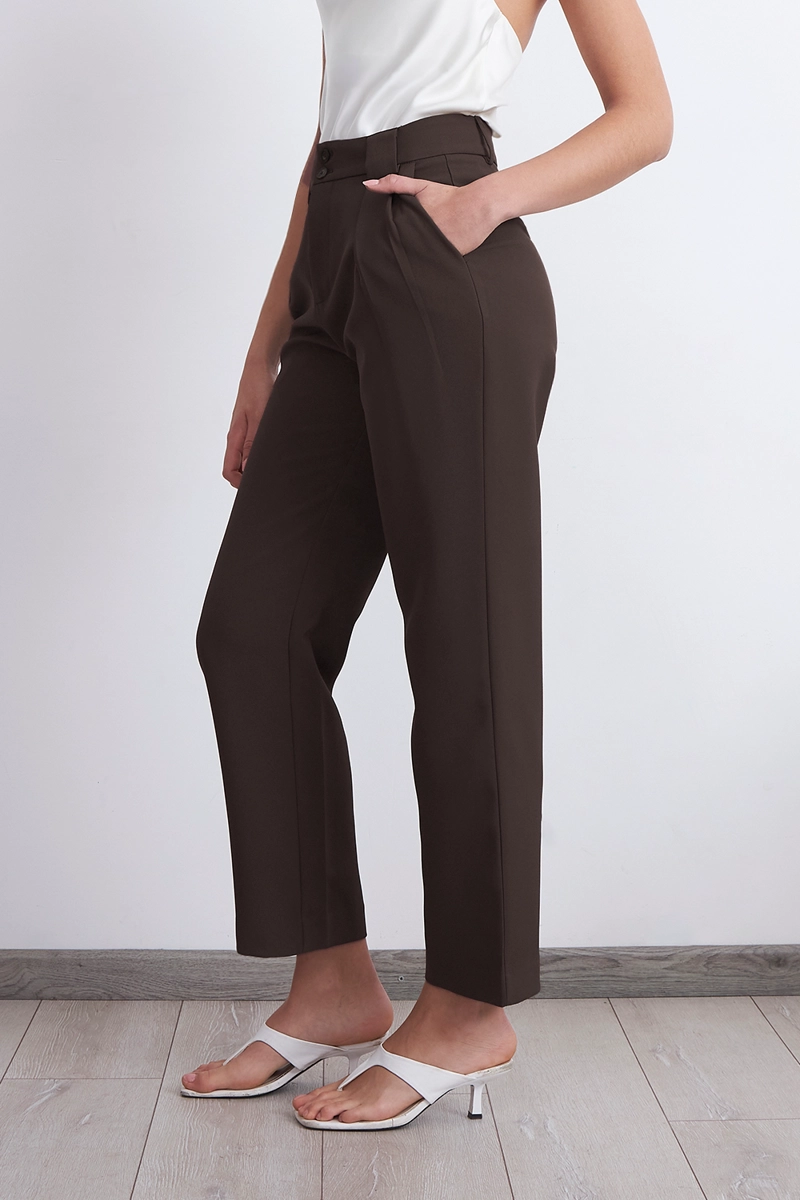 PANTALON RECTO CON PINZA MOCCA NICOPOLY - 3