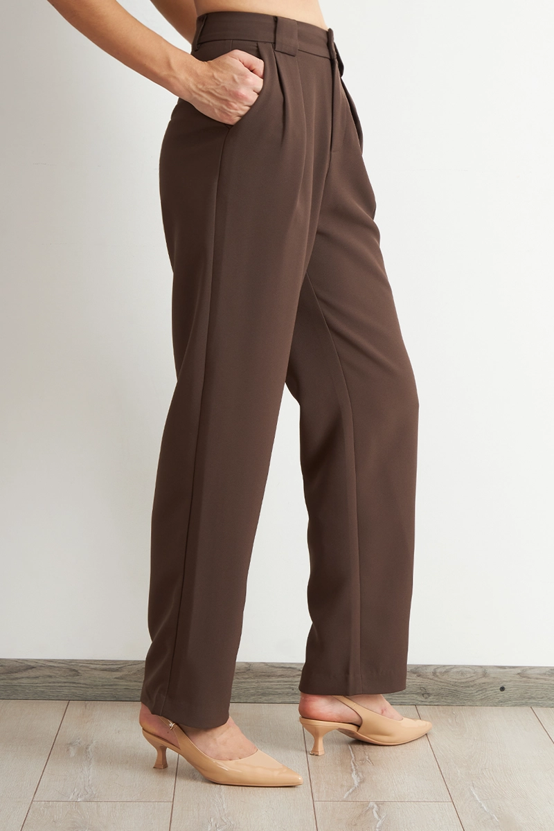 PANTALON RECTO CON PINZA MOCCA NICOPOLY - 3