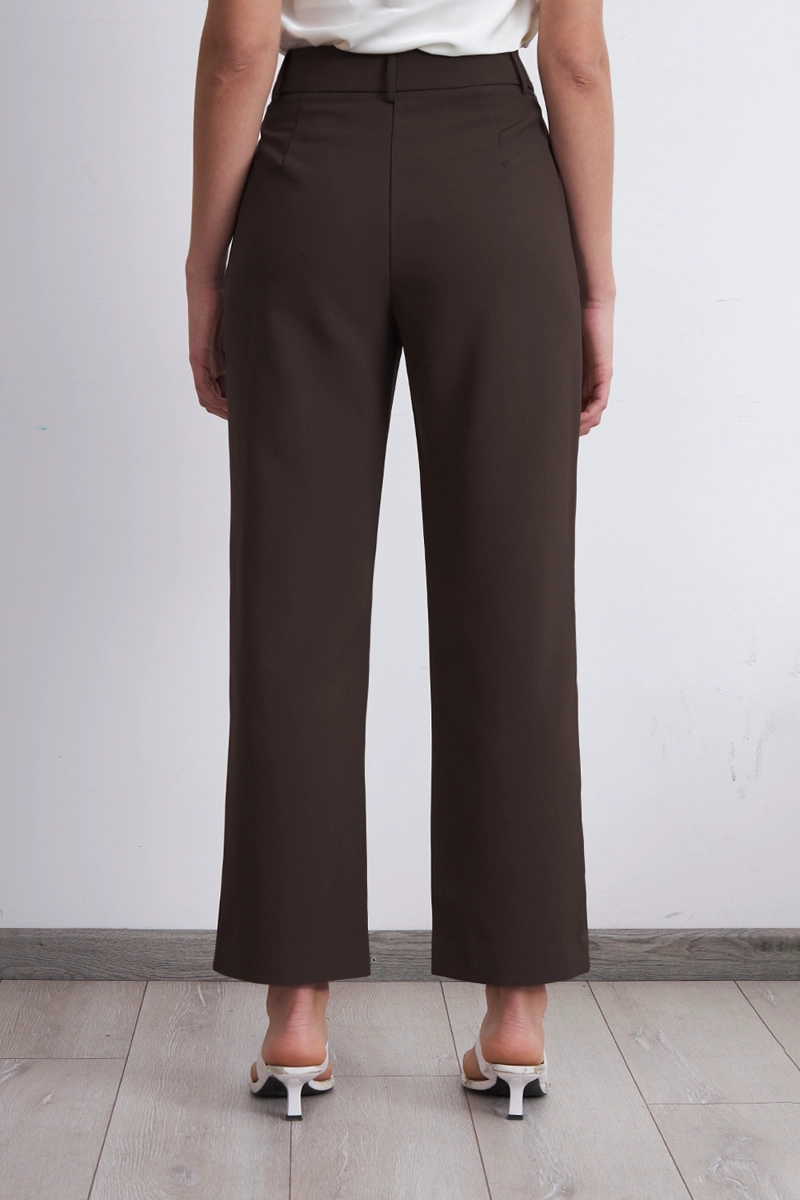 PANTALON RECTO CON PINZA MOCCA NICOPOLY - 4