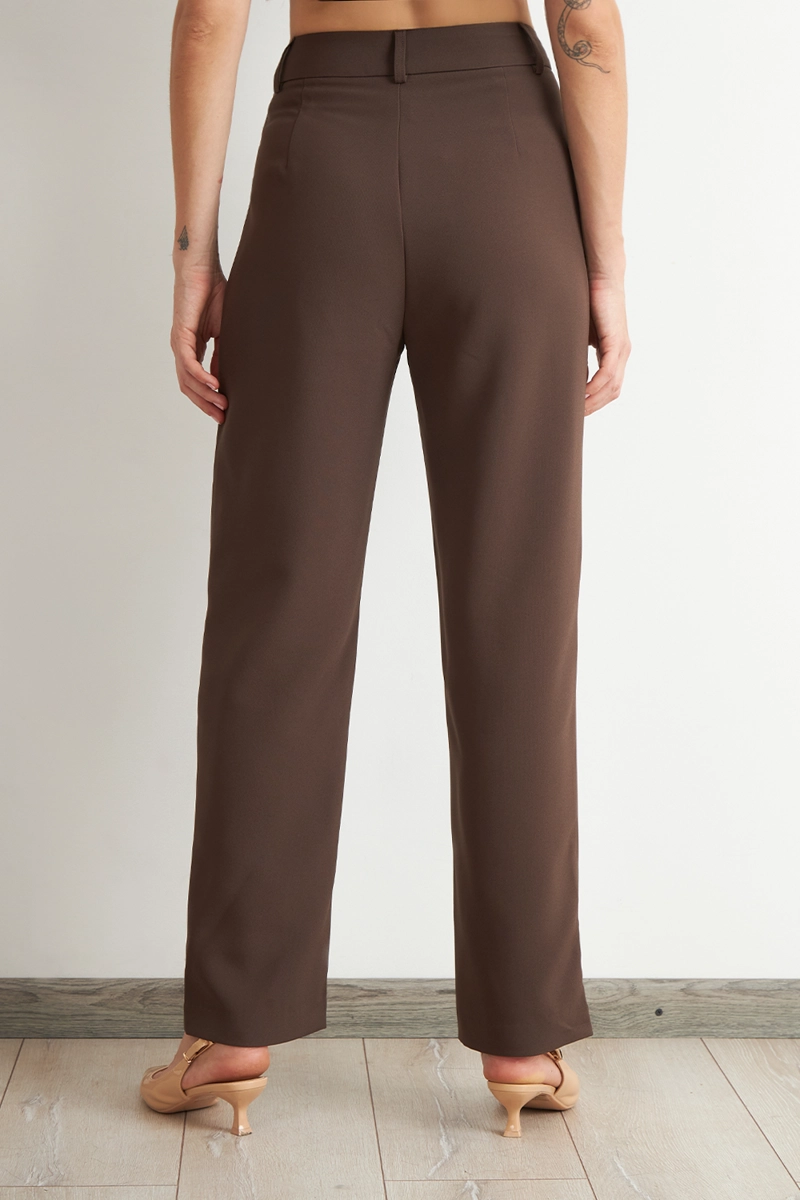 PANTALON RECTO CON PINZA MOCCA NICOPOLY - 4