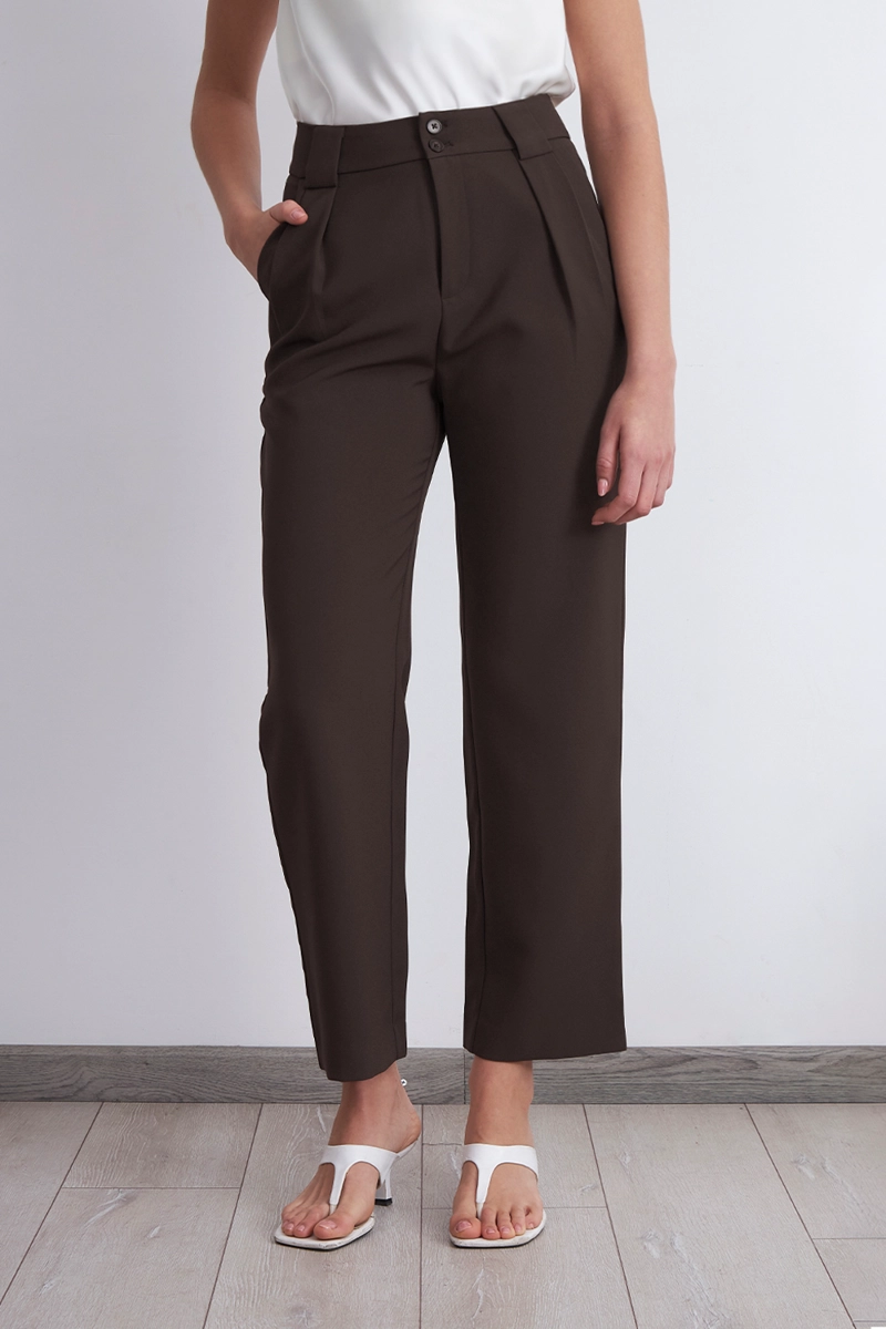 PANTALON RECTO CON PINZA MOCCA NICOPOLY - 5