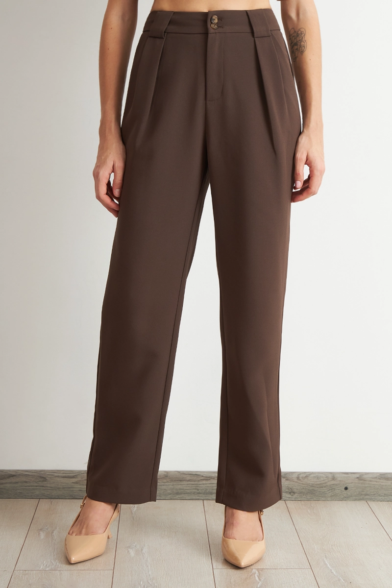 PANTALON RECTO CON PINZA MOCCA NICOPOLY - 5