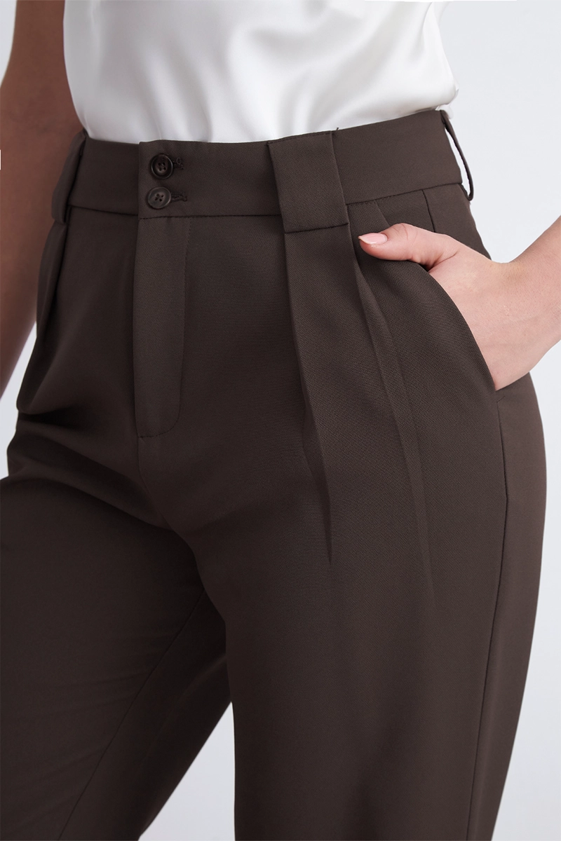 PANTALON RECTO CON PINZA MOCCA NICOPOLY - 6