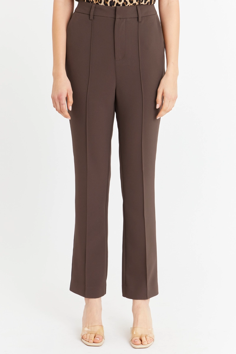 PANTALON ENTALLADO COSTURAS DELANTERAS CAFE  NICOPOLY - 5