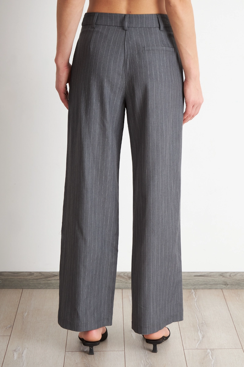 PANTALON DE PIERNA RECTA RAYA DIPLOMATICA GRIS NICOPOLY - 4