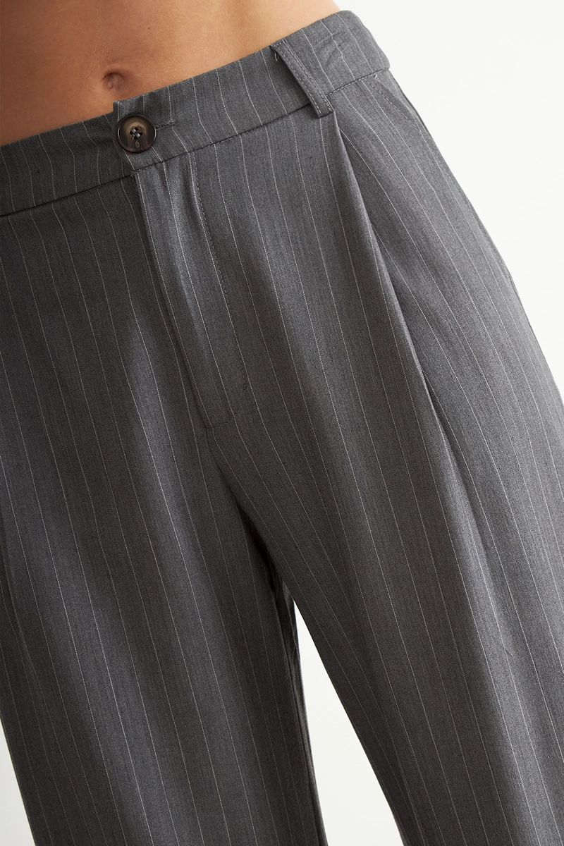 PANTALON DE PIERNA RECTA RAYA DIPLOMATICA GRIS NICOPOLY - 6