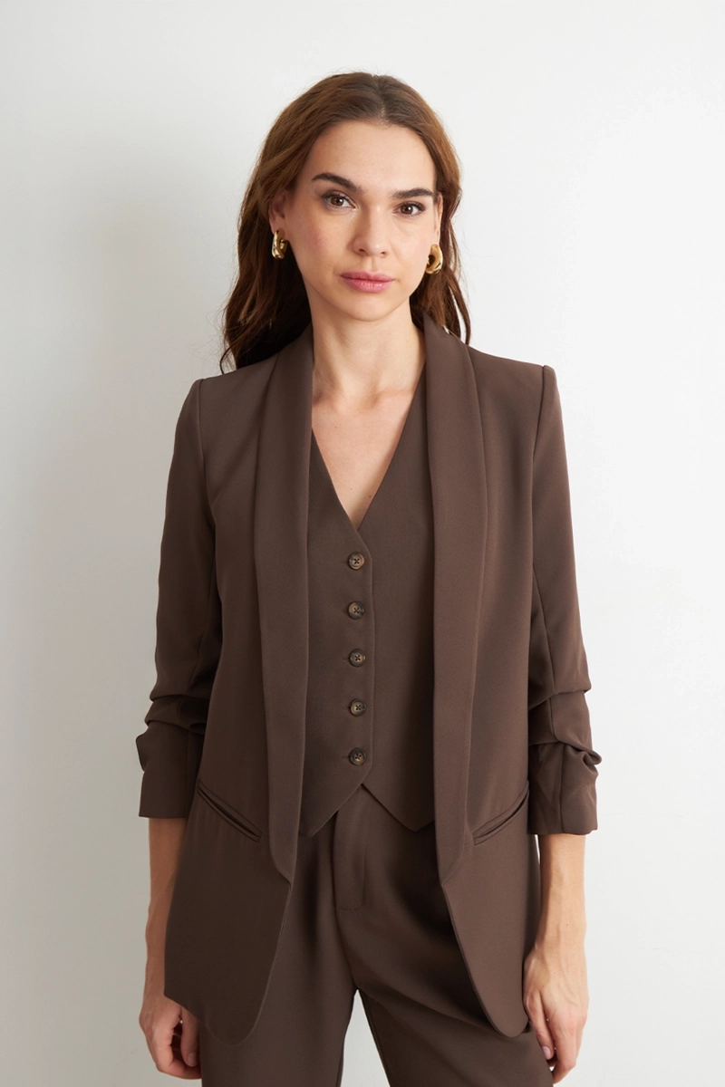 BLAZER MANGA 3/4 AJUSTADO CON SOLAPAS MOCCA NICOPOLY - 1