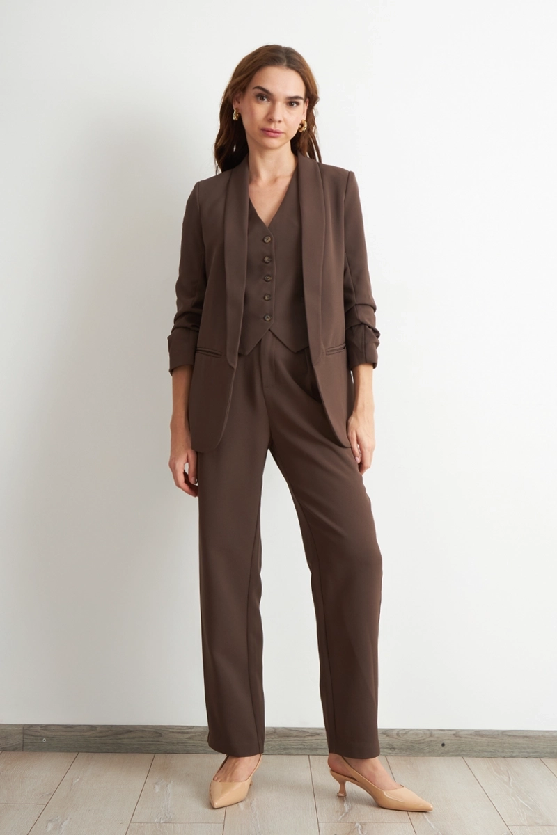 BLAZER MANGA 3/4 AJUSTADO CON SOLAPAS MOCCA NICOPOLY - 2