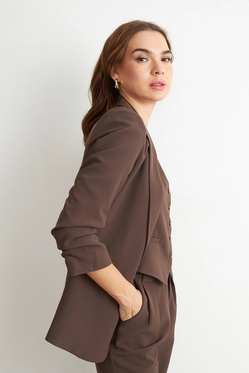 BLAZER MANGA 3/4 AJUSTADO CON SOLAPAS MOCCA NICOPOLY - 3