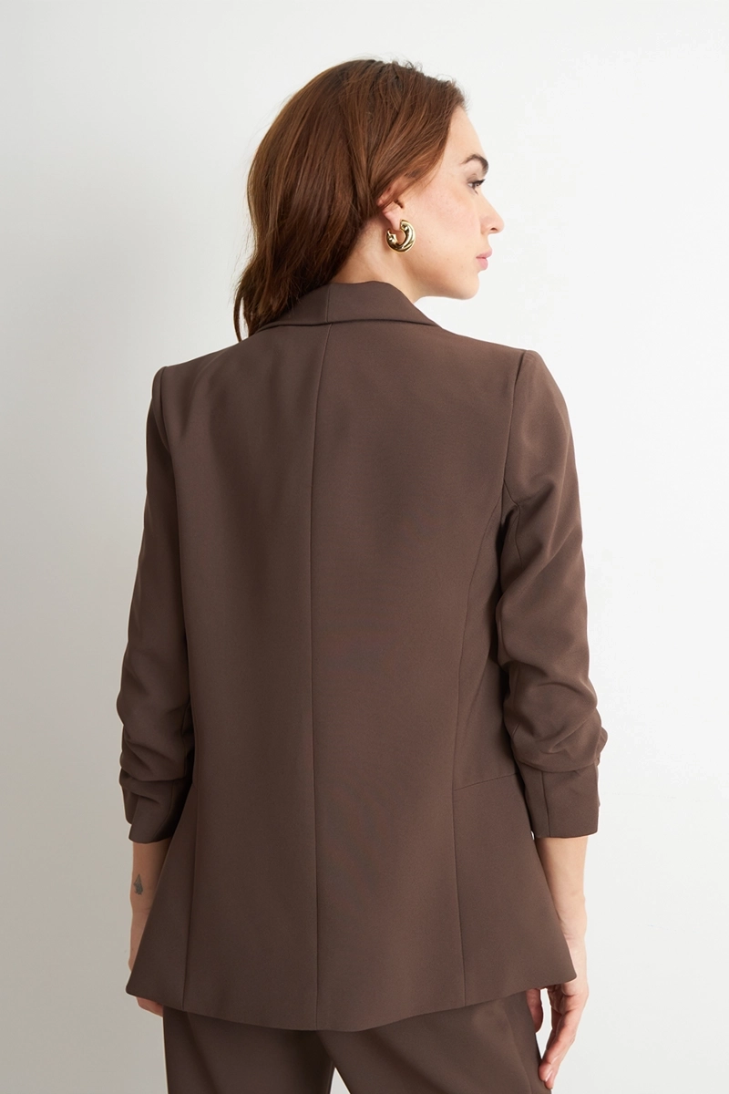BLAZER MANGA 3/4 AJUSTADO CON SOLAPAS MOCCA NICOPOLY - 4