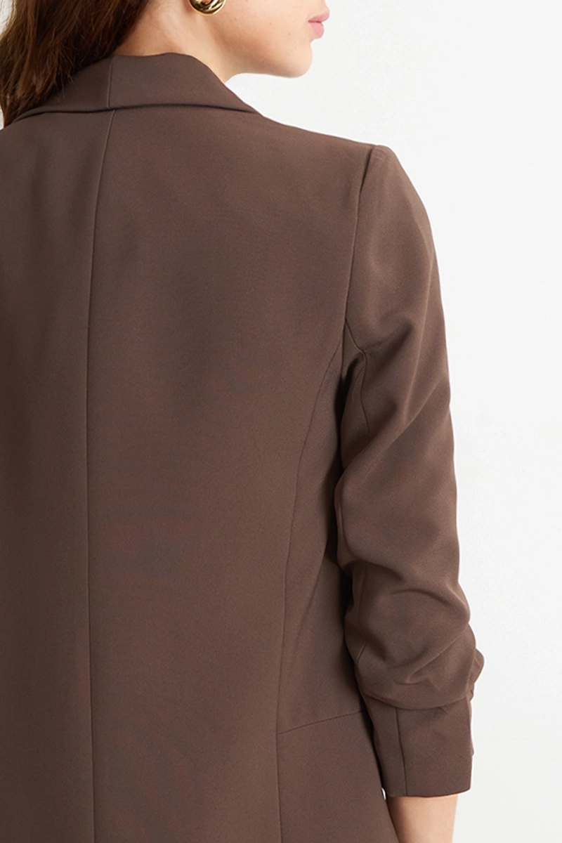 BLAZER MANGA 3/4 AJUSTADO CON SOLAPAS MOCCA NICOPOLY - 6