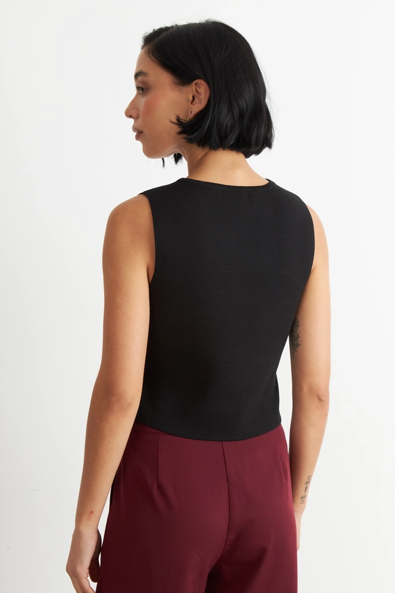 GILET CON DRAPEADO LATERAL NEGRO - 4