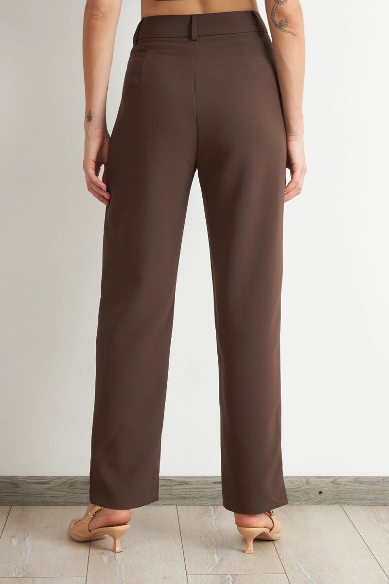 PANTALON RECTO CON PINZA MOCCA NICOPOLY - 4