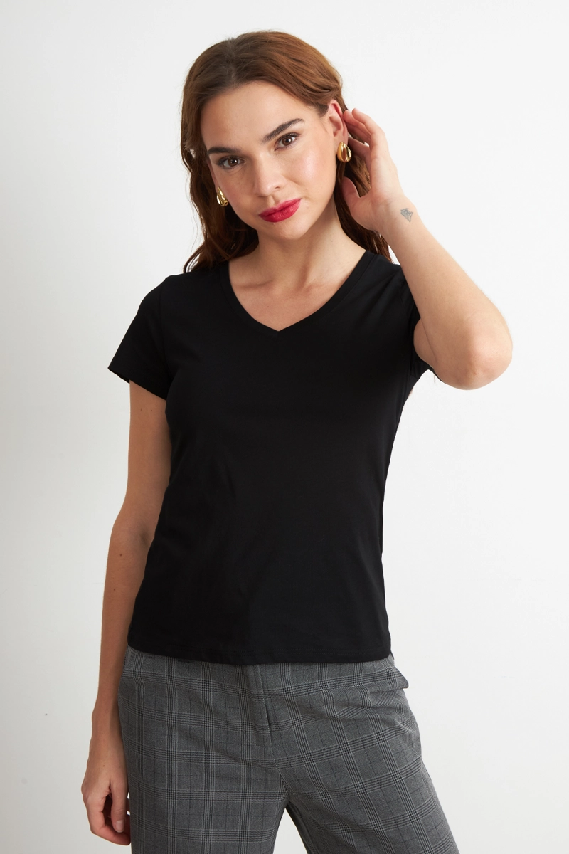 POLERA ESCOTE EN V BASICA NEGRO NICOPOLY - 1