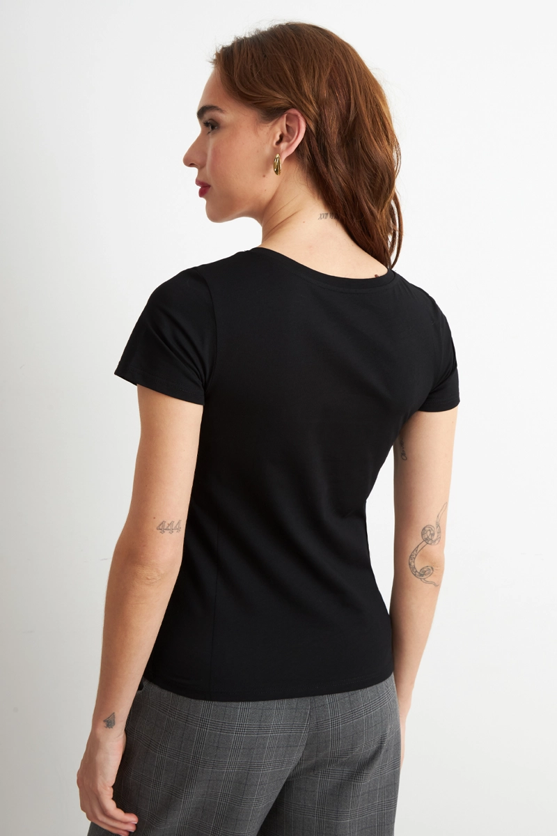 POLERA ESCOTE EN V BASICA NEGRO NICOPOLY - 4