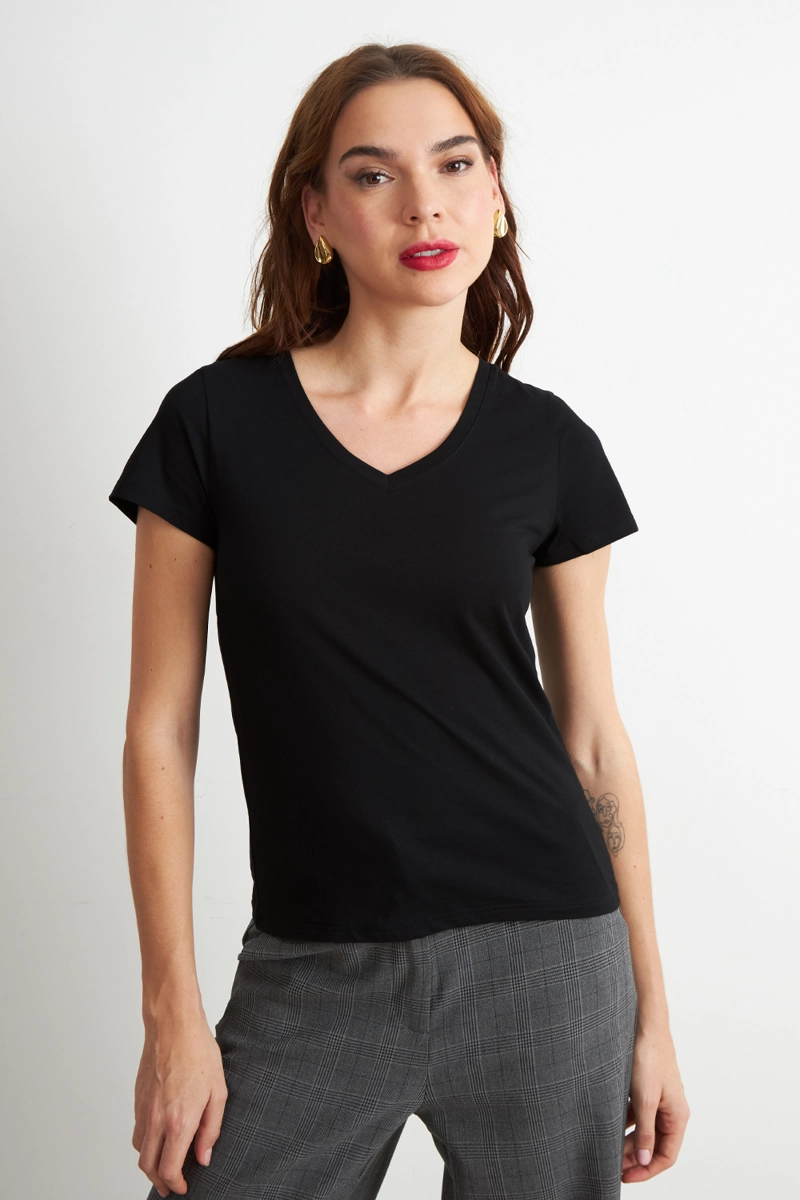 POLERA ESCOTE EN V BASICA NEGRO NICOPOLY - 5