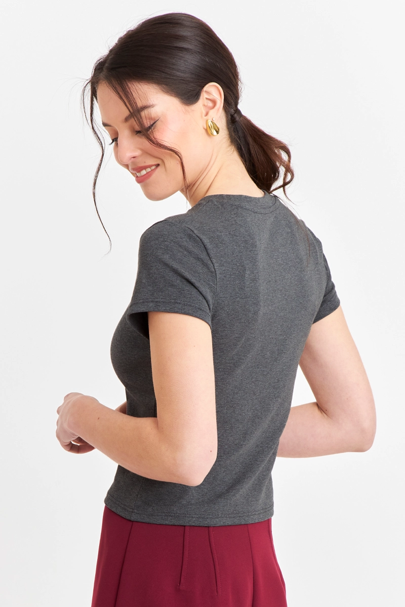 POLERA MANGA CORTA BASICA GRIS GRAFITO NICOPOLY - 4