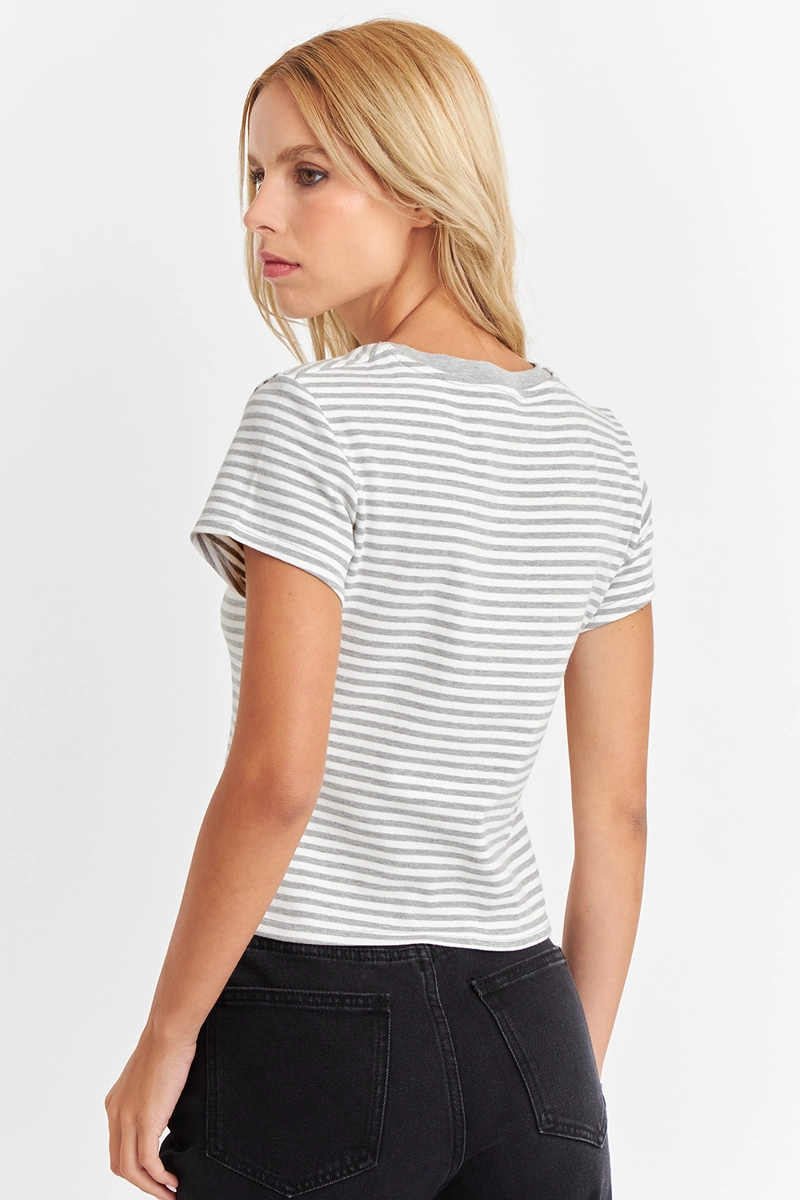POLERA BASICA CUELLO REDONDO LINEAS GRIS CLARO NICOPOLY - 4