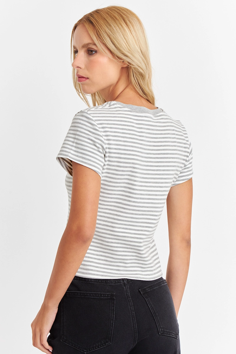 POLERA BASICA CUELLO REDONDO LINEAS GRIS CLARO NICOPOLY - 4