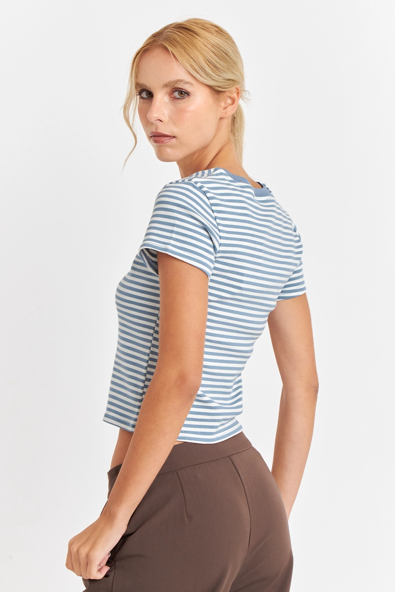 POLERA BASICA CUELLO REDONDO LINEAS CELESTE NICOPOLY - 3