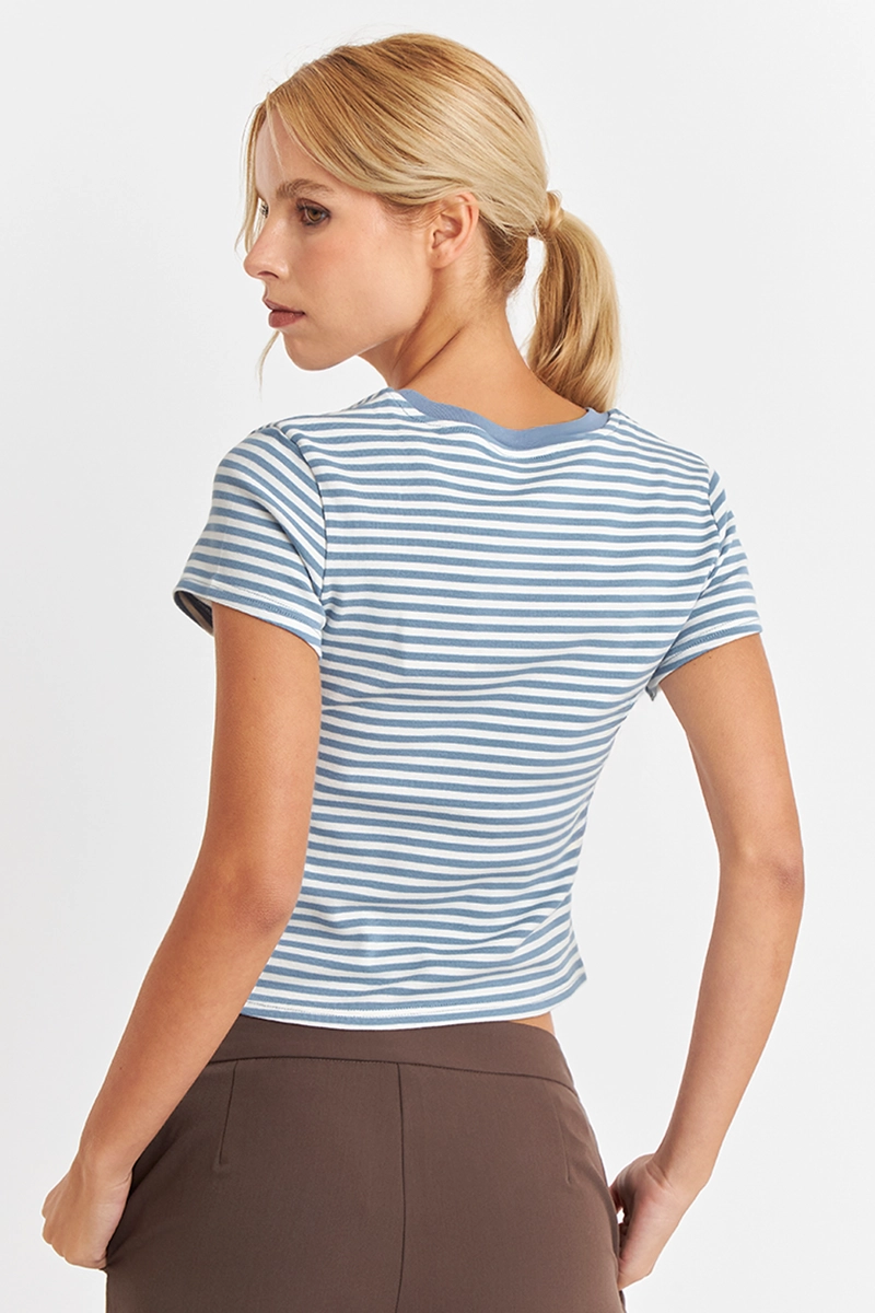 POLERA BASICA CUELLO REDONDO LINEAS CELESTE NICOPOLY - 4