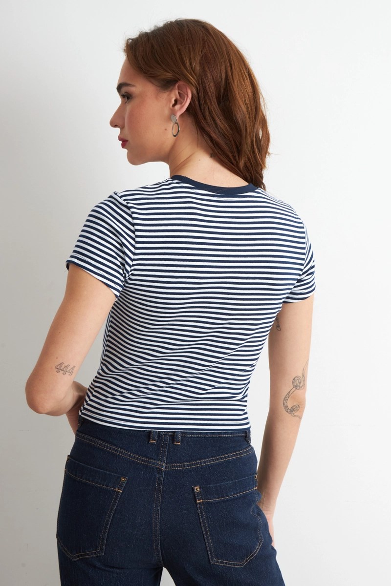 POLERA BASICA CUELLO REDONDO LINEAS AZUL MARINO NICOPOLY - 4