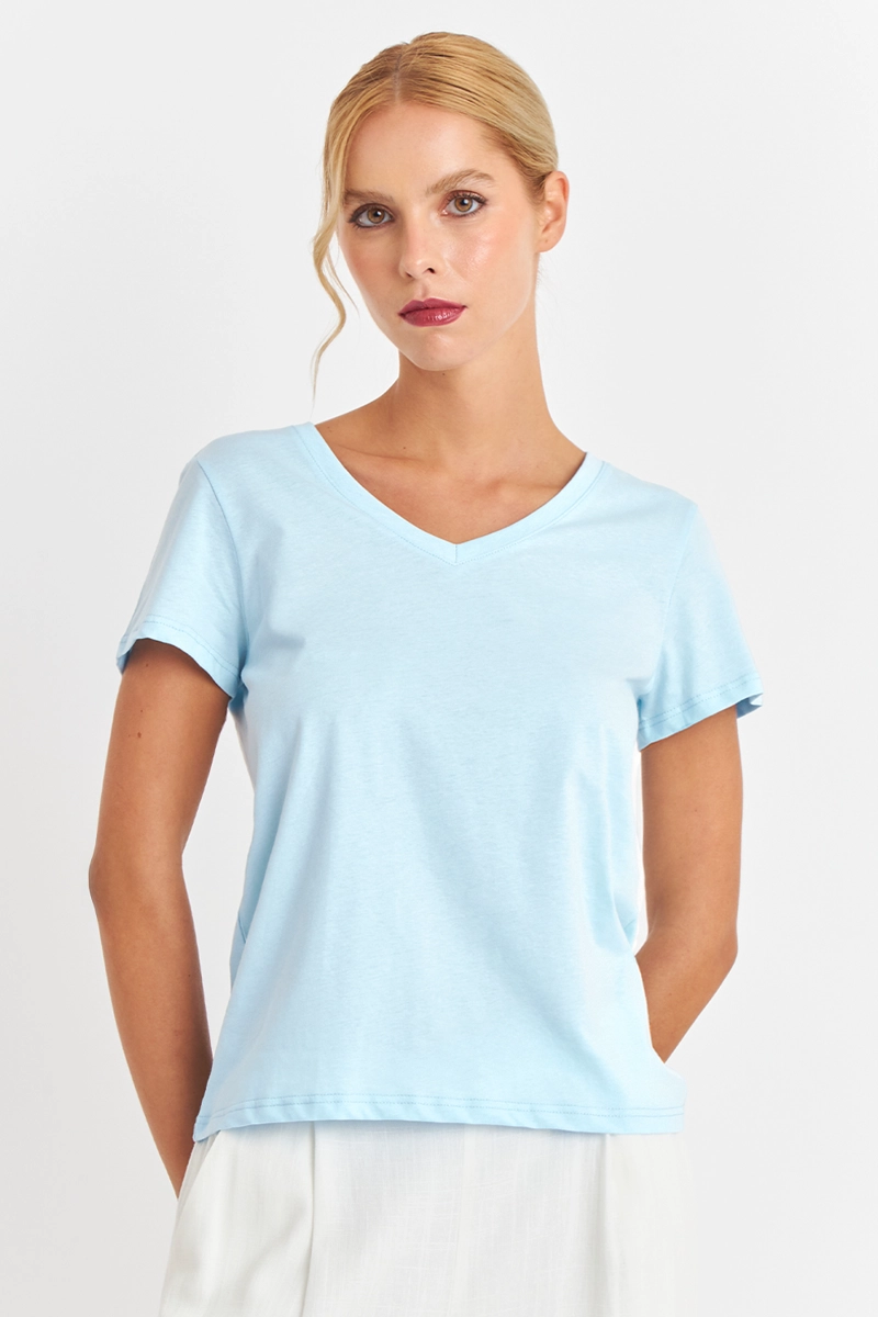 POLERA ESCOTE EN V BASICA CELESTE NICOPOLY - 1