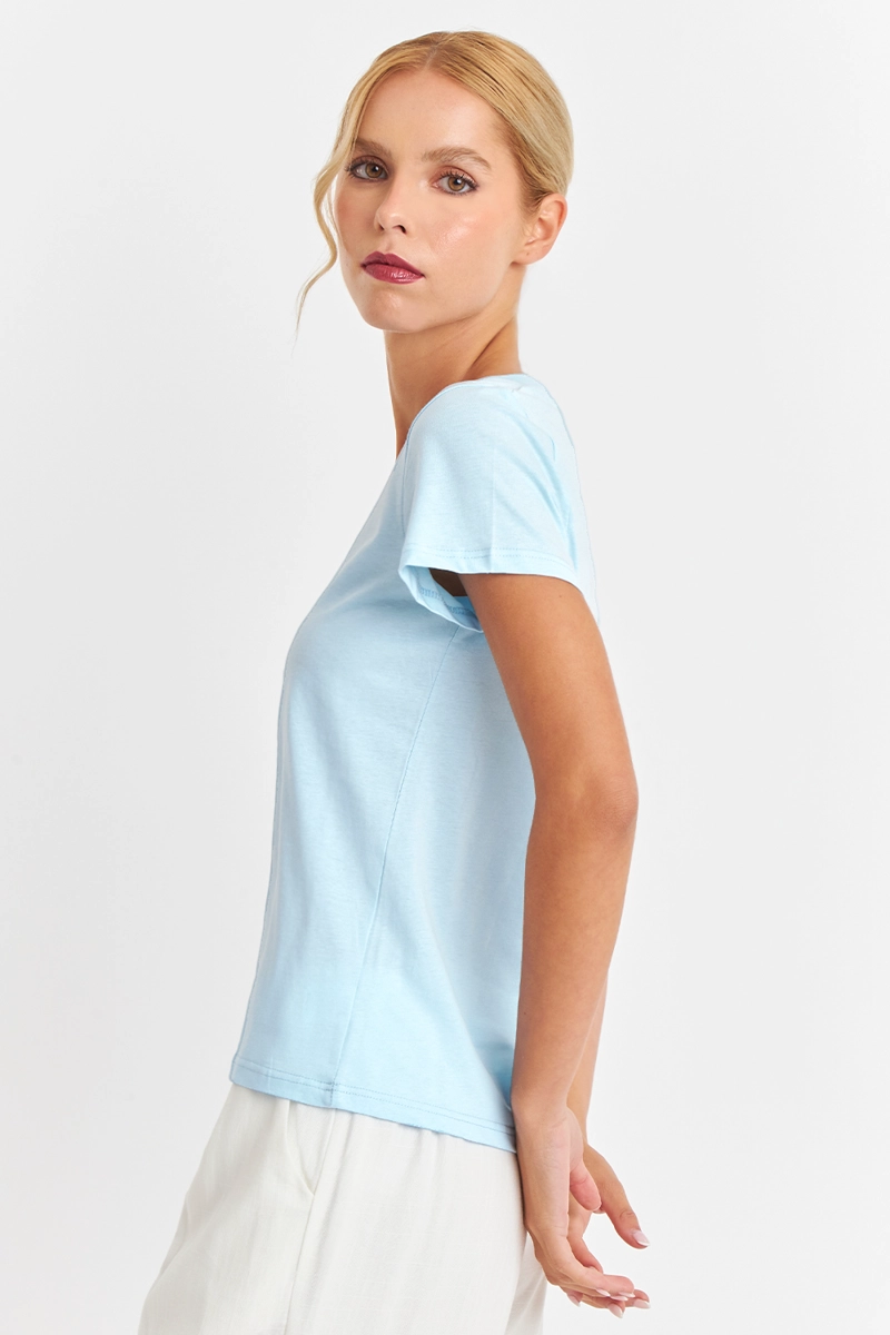 POLERA ESCOTE EN V BASICA CELESTE NICOPOLY - 3