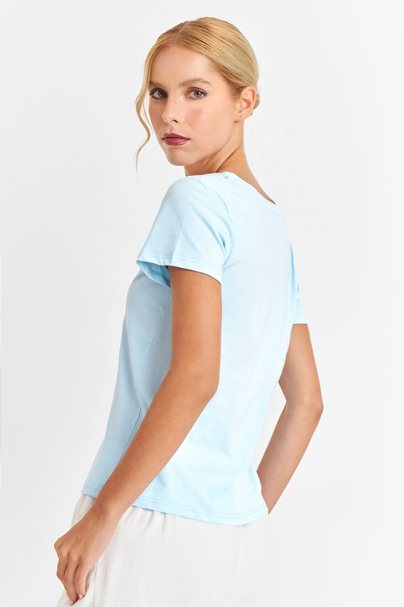 POLERA ESCOTE EN V BASICA CELESTE NICOPOLY - 4
